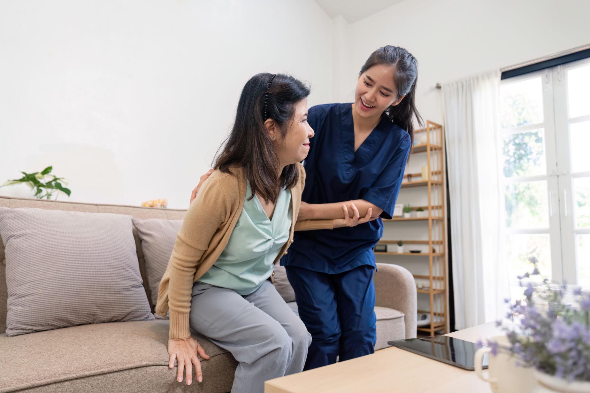 Profissional da Estrela Home Care cuidando de paciente em ambiente domiciliar